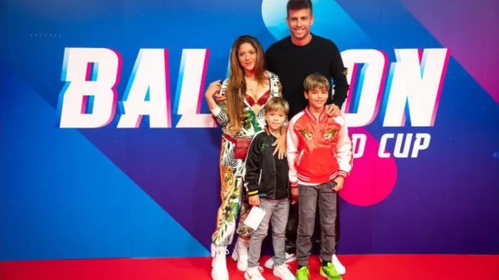 شاكيرا وبيكيه وطفلاهما في صورة تعود إلى اكتوبر 2021 في افتتاح كأس العالم للبالونات.