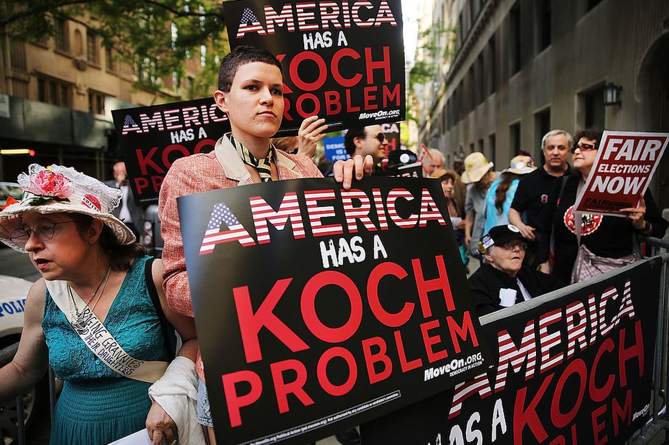 Una protesta contra los hermanos Koch