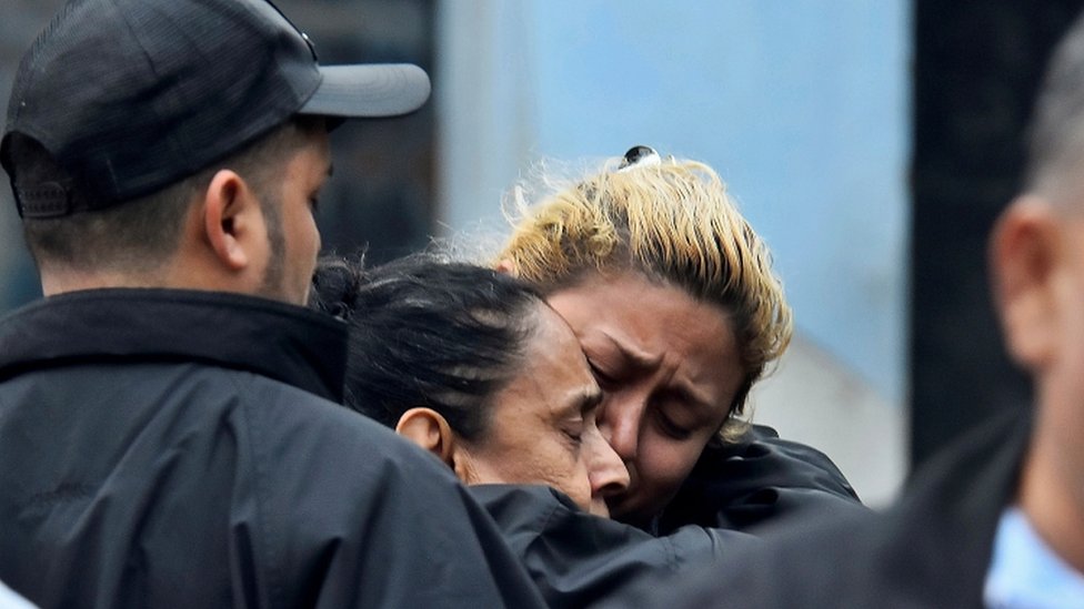 Родственники убитого сокамерника скорбят возле тюрьмы после того, как несколько сокамерников были убиты или ранены во время драки между соперничающими бандами в Теле, Гондурас, 21 декабря 2019 г.