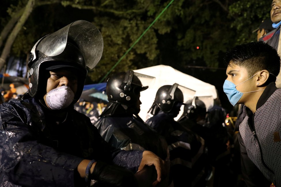 A partir de su experiencia, Lucía Zamora quiere aportar algo a los demás, de la misma manera que los cientos de voluntarios y rescatistas que siguen trabajando sin descanso a una semana del terremoto. Rescatistas y voluntarios en Ciudad de México el 25 de septiembre.