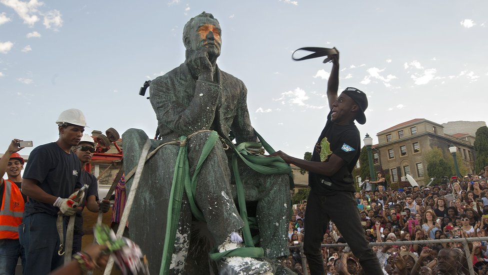 Студенты атакуют статую Сесила Джона Роудса, снятую в Университете Кейптауна в Южной Африке в 2015 году.