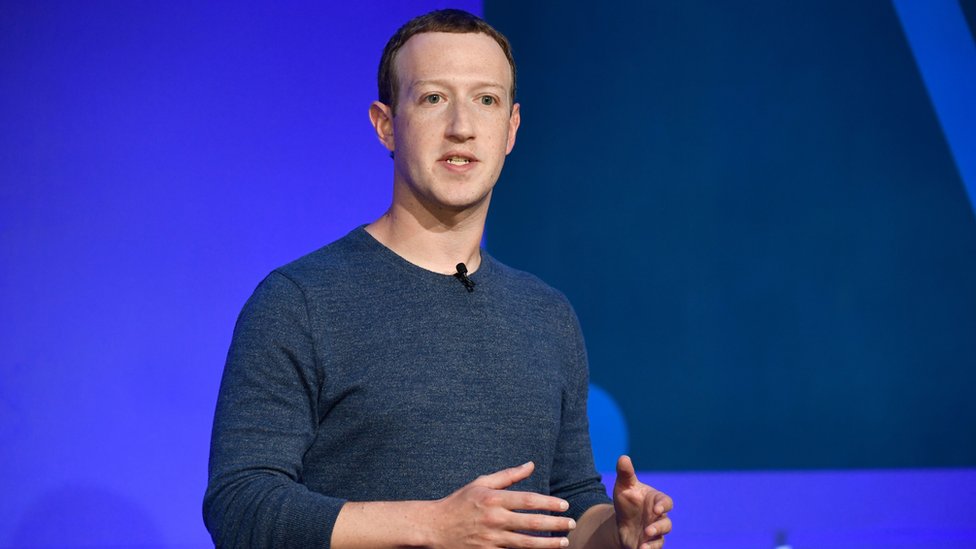 Генеральный директор Facebook Марк Цукерберг выступает на пресс-конференции в Париже 23 мая 2018 г.