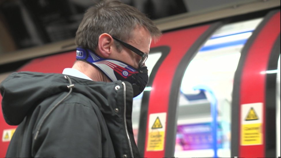 Человек в маске от пыли на Tube