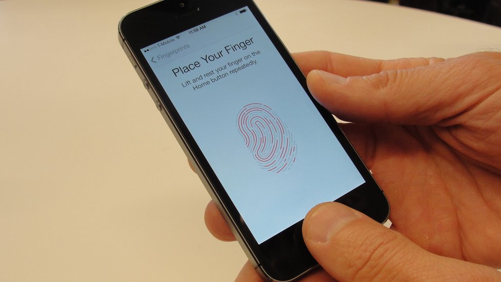 Система Apple Touch ID демонстрируется на iPhone