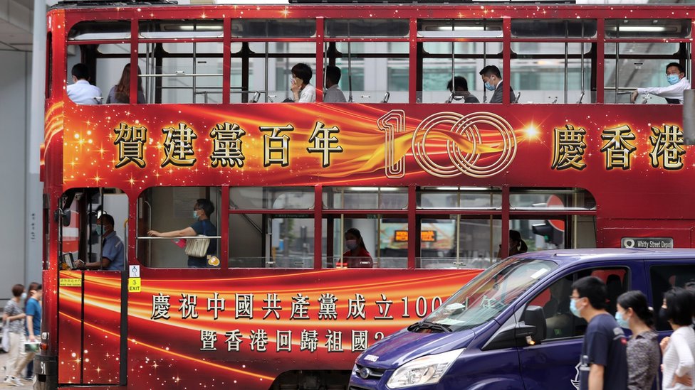 一輛披上慶祝中共建政100週年與香港特區成立24週年廣告的電車穿過香港街頭（新華社圖片29/6/2021）