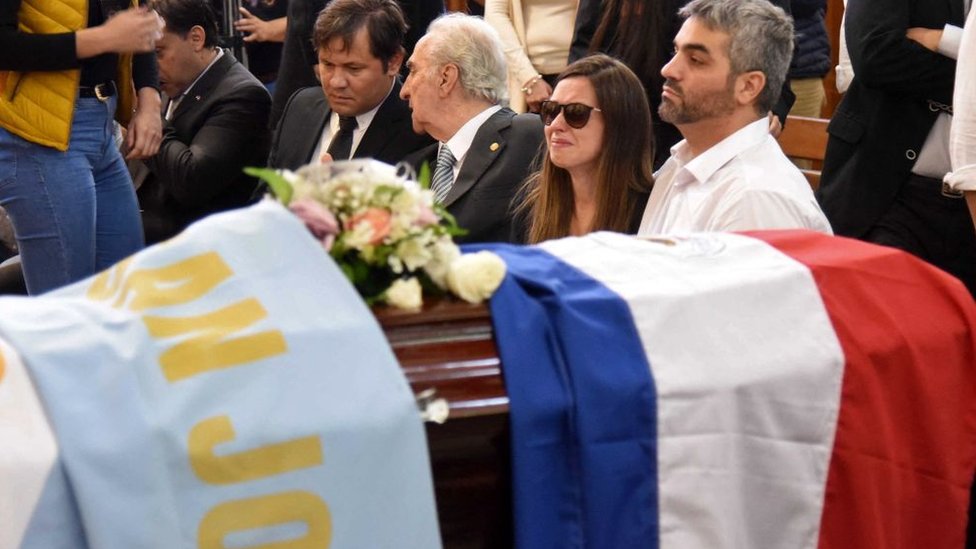 Claudia Aguilera durante una misa antes del funeral de su esposo Marcelo Pecci.