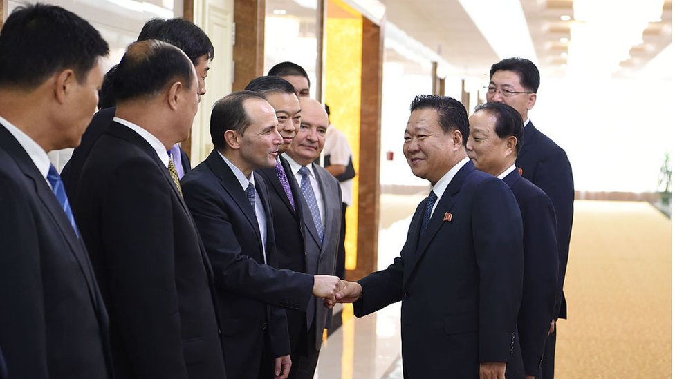 Cleiton Schenkel fue calificado de "funcionario valiente" por el canciller de Brasil, Aloysio Nunes. Schenkel y funcionarios coreanos.