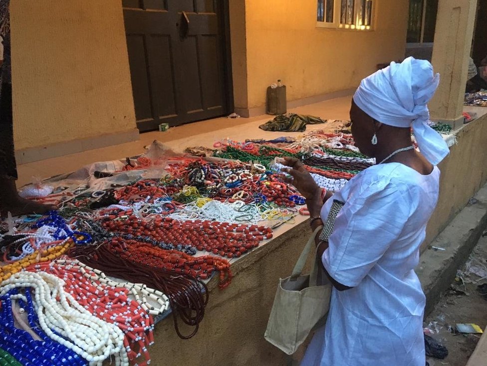 Торговцы готовы продать свои красочные традиционные бусы туристам