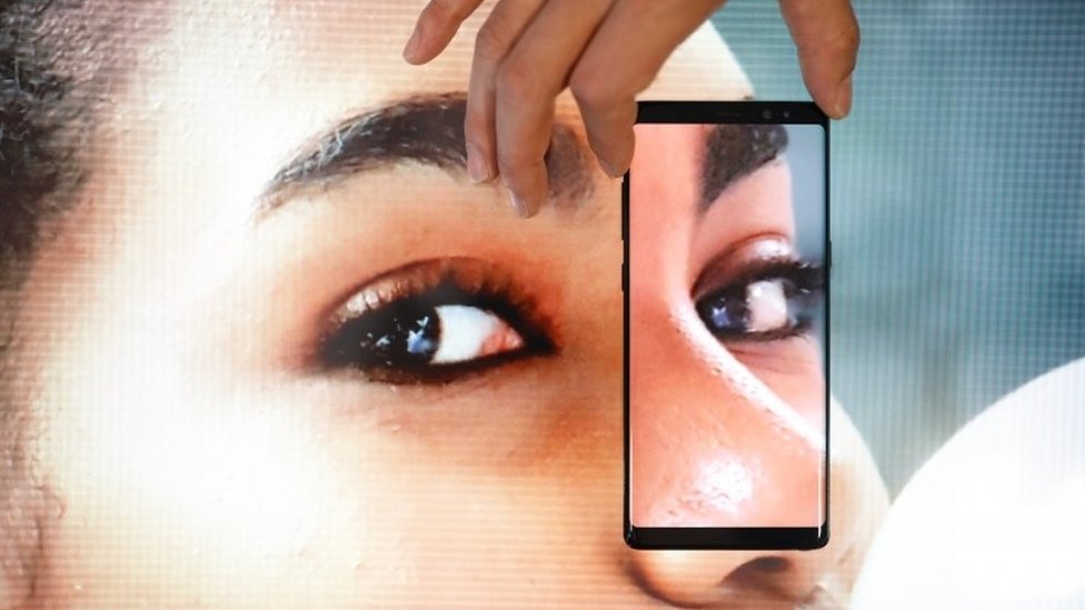 Samsung usa la tecnología Super AMOLED en telefónos como el Galaxy S8 y el Galaxy Note 8. Una muestra del Galaxy Note 8 de Samsung