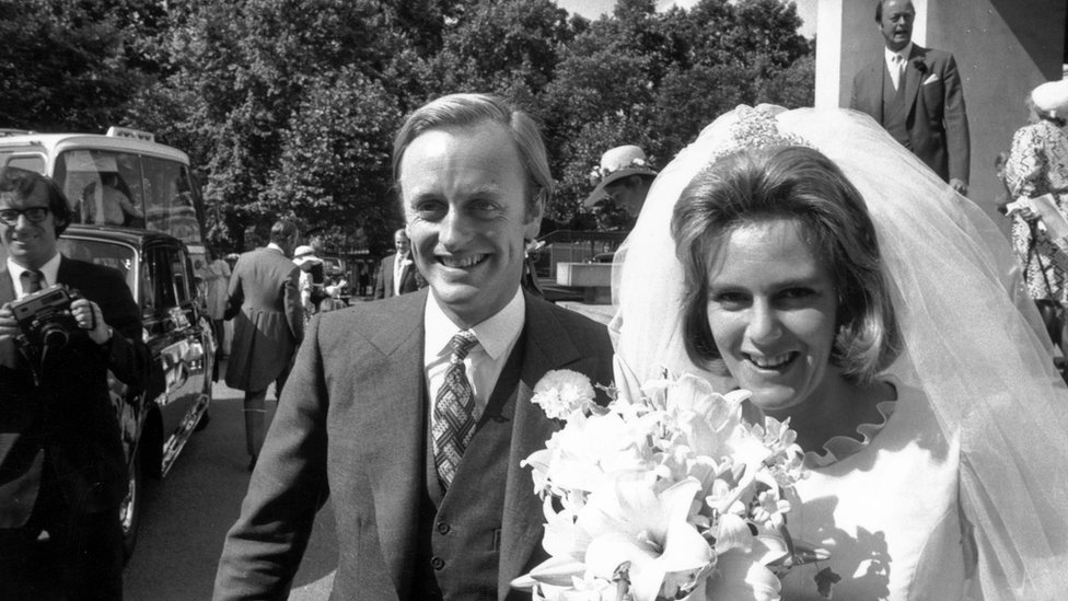 بعد سنوات من العلاقة المتقطعة، تزوجت كاميلا من أندرو باركر بولز في عام 1973