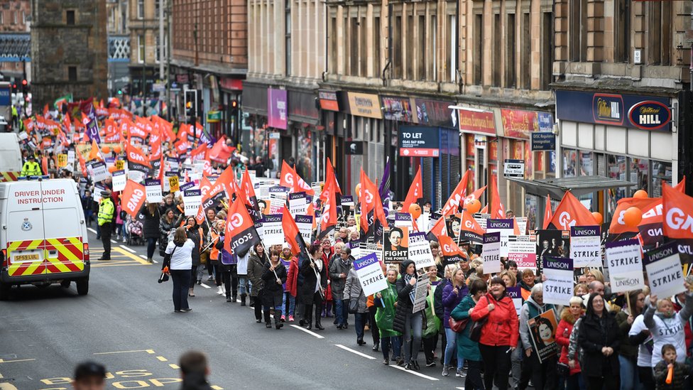 Марш забастовщиков на Джордж-сквер