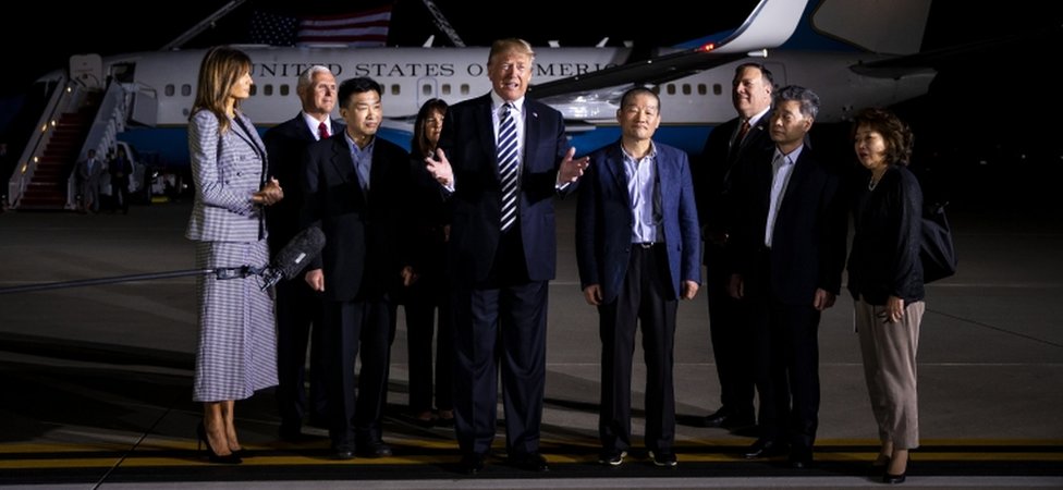 Президент США Дональд Трамп с заключенными из США, освобожденными Северной Кореей (10 мая 2018 г.)