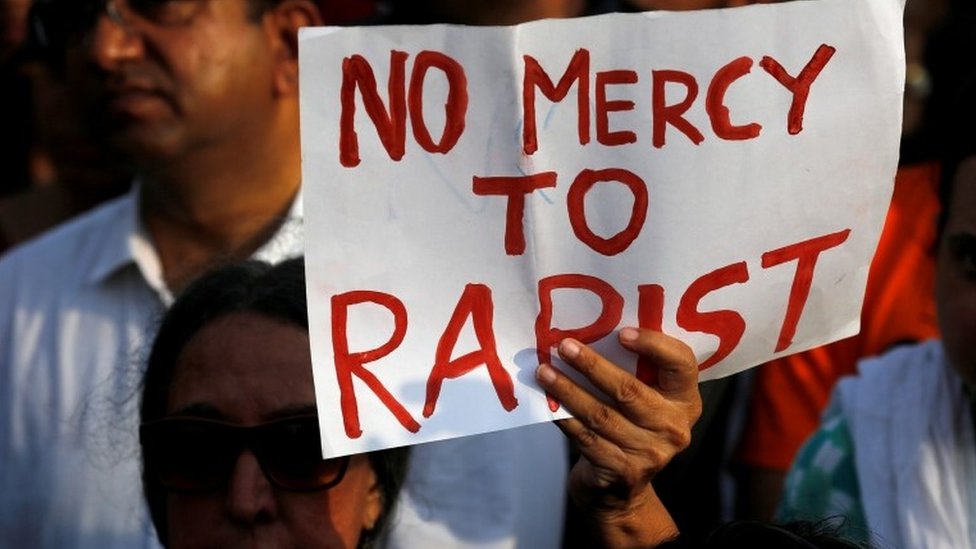 Люди участвуют в акции протеста против изнасилования восьмилетней девочки в Катуа близ Джамму и подростка в Уннао, штат Уттар-Прадеш, в Мумбаи, Индия, 15 апреля 2018 г.