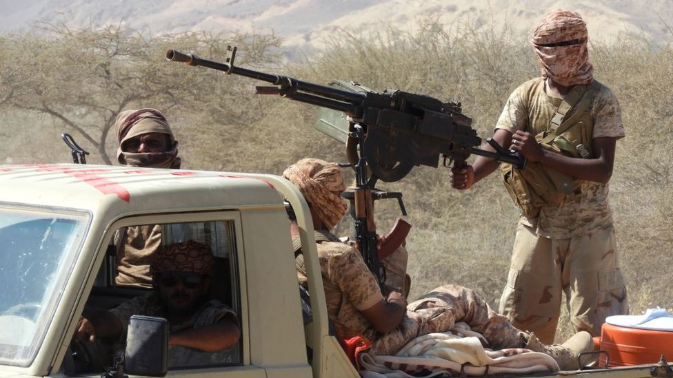 На изображении показаны лояльные правительству йеменские боевики, приближающиеся к предполагаемому местонахождению Аль-Каиды на Аравийском полуострове (AQAP) в 2018 году