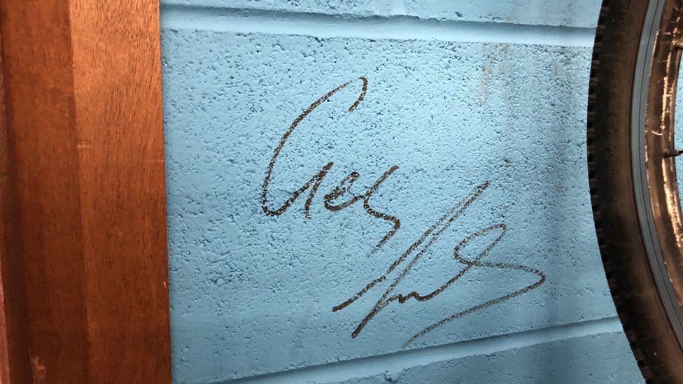 Подпись Герайнта Томаса на стене Maindy Flyers.