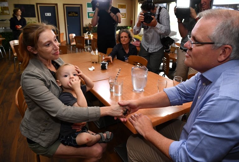 Скотт Моррисон встречает женщину с ребенком в Пиктоне, Новый Южный Уэльс, на глазах у представителей СМИ