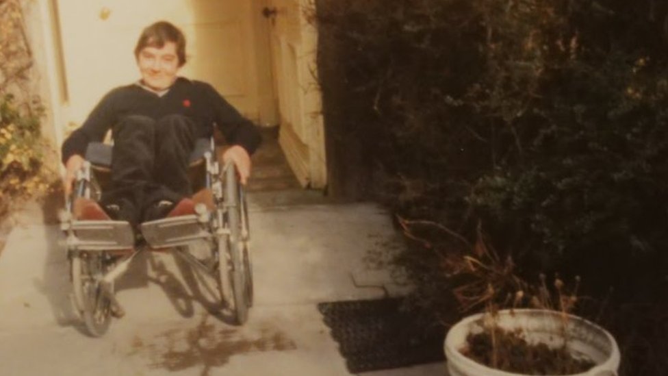 Эндрю в инвалидном кресле подростком, 1980-е