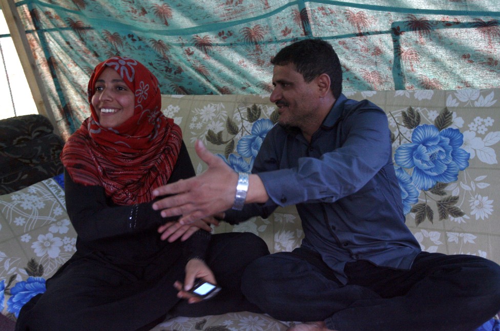 Tawakkul Karman junto a su esposo dentro de una carpa en Saná