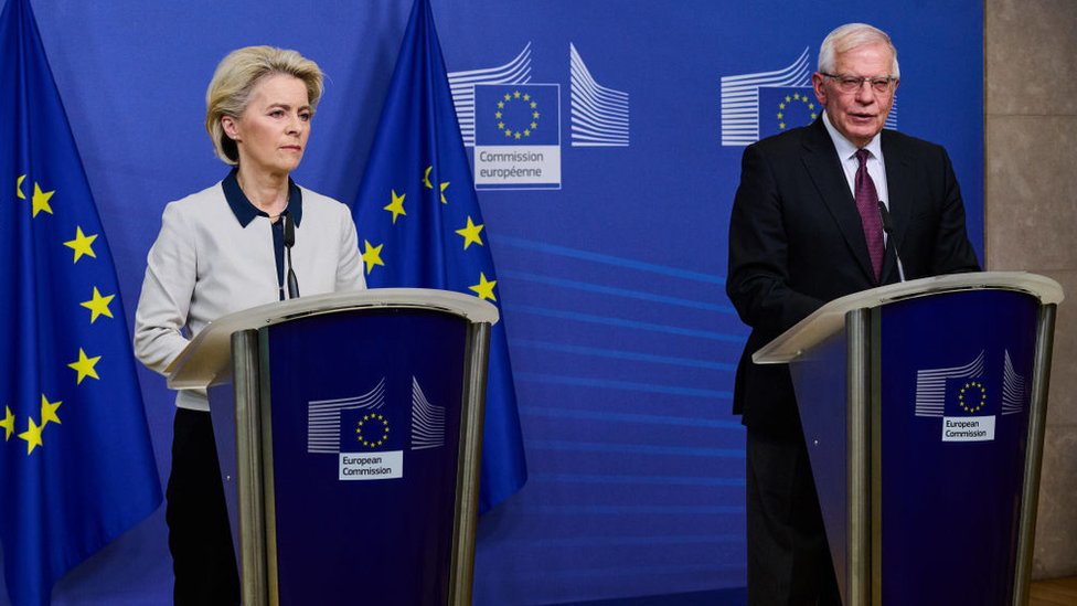 La presidenta de la Comisión Europea, Ursula von der Letyen, y el canciller de la UE, Josep Borrell, condenaron duramente la invasión de Rusia