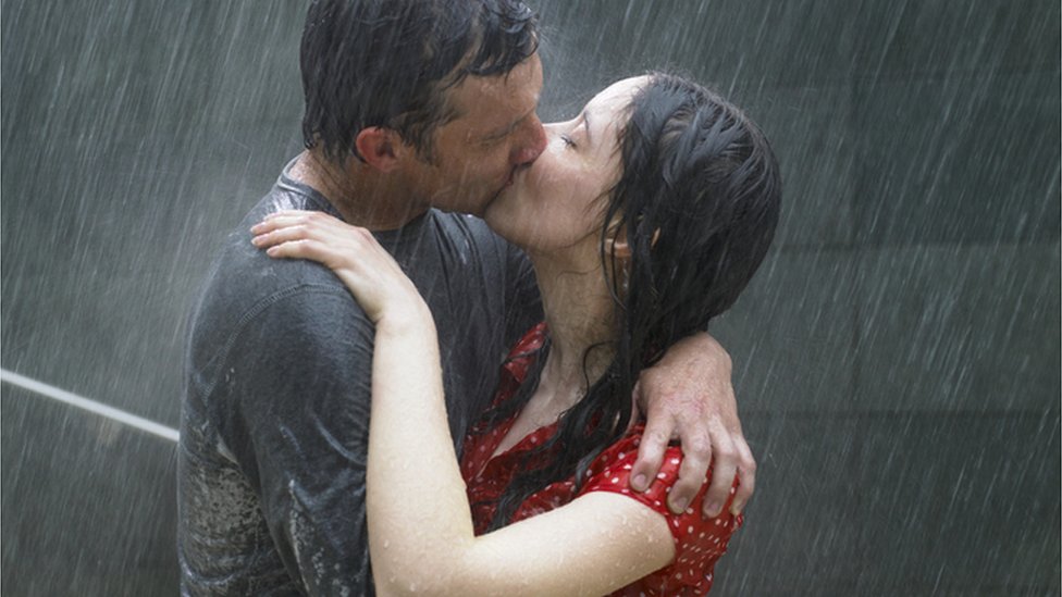 Pareja besándose en la lluvia