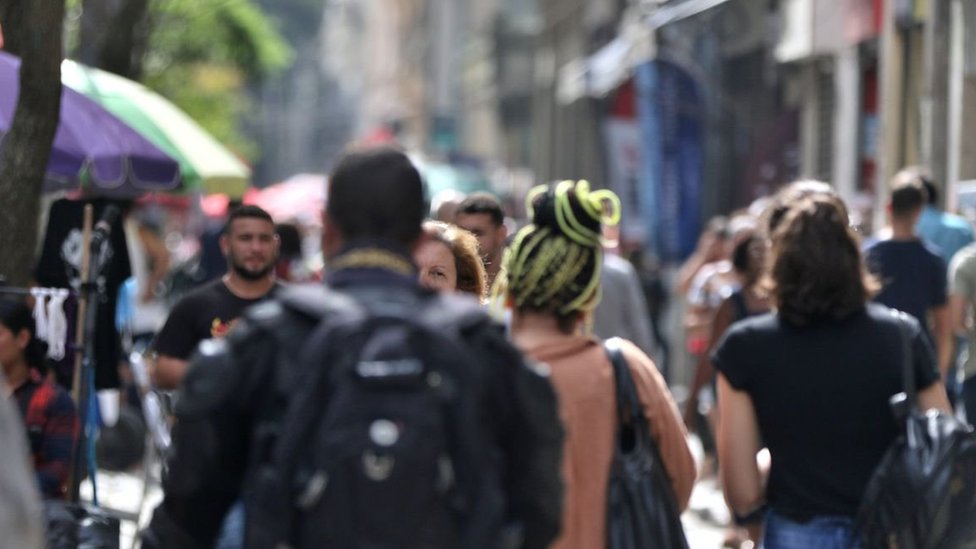 Pessoas caminhando na rua