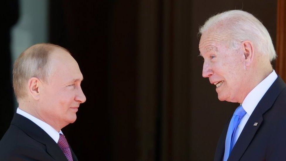 Ukraine tensions: Biden and Putin phone call seeks 'diplomatic path'