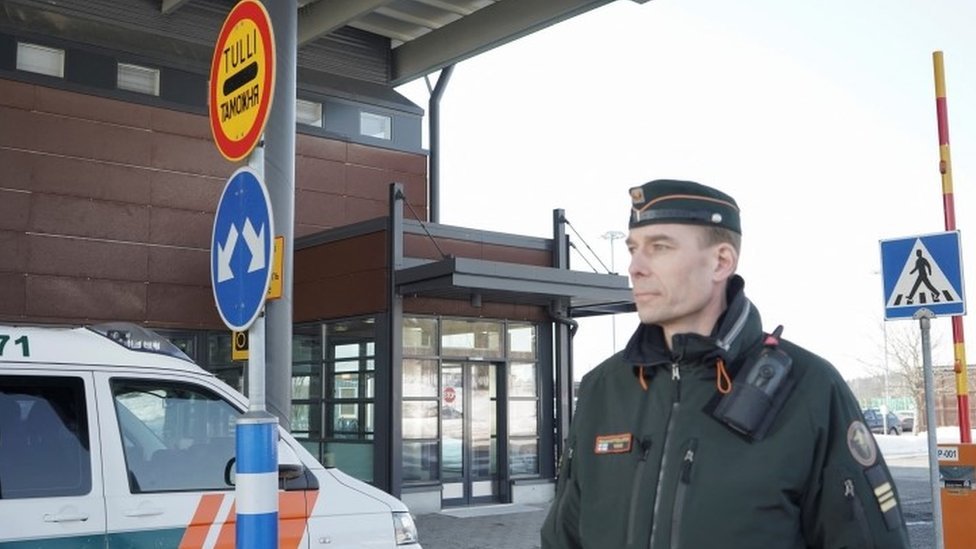 Policía finlandés fronterizo en Imatra, cerca de Rusia.