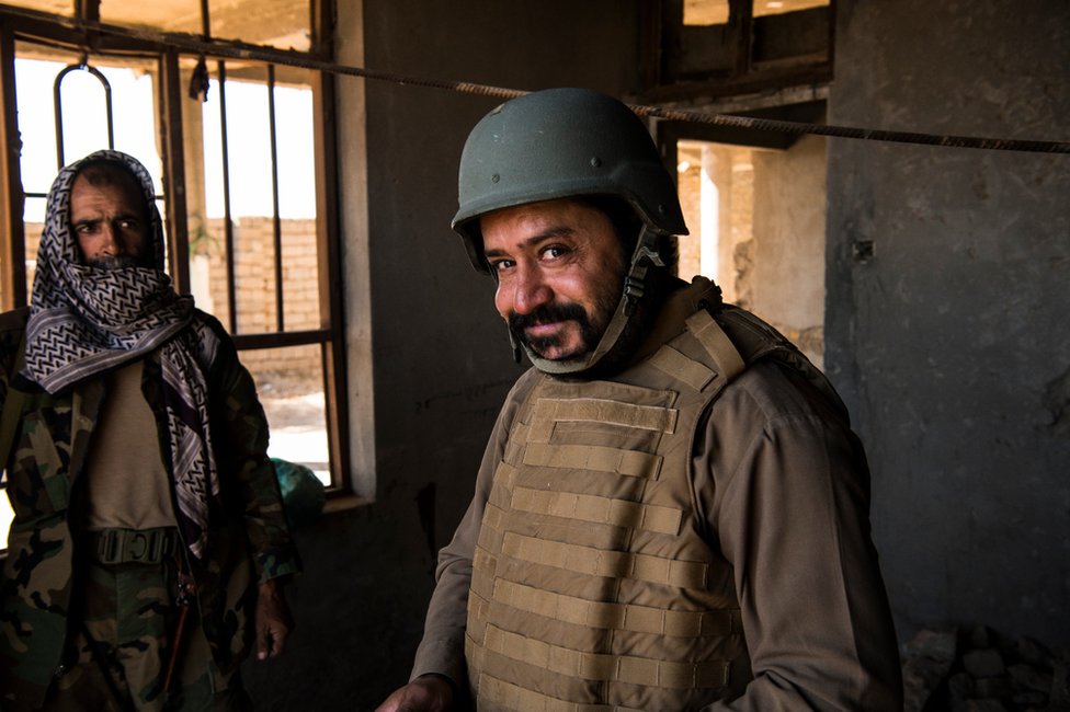 Журналист из провинции Гильменд Алияс Дайи развлекает солдат Афганской национальной армии (АНА)