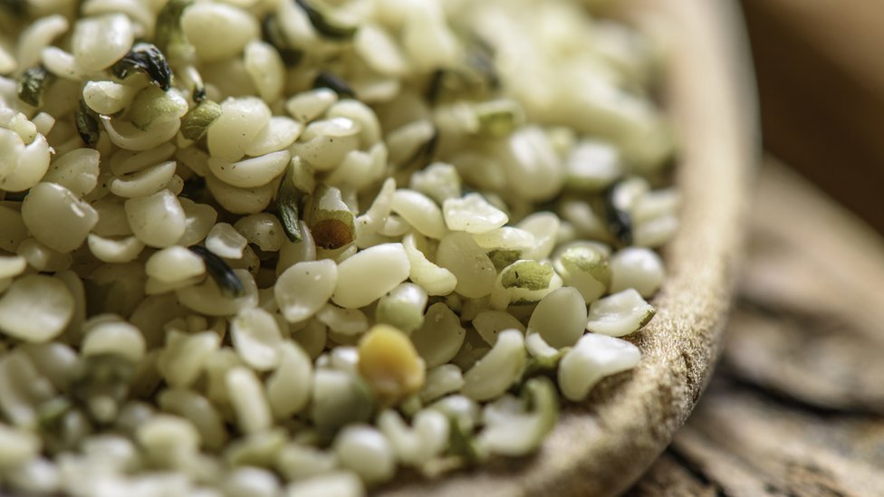 Las semillas del cáñamo se utilizan en productos de alimentación. Semillas de cáñamo