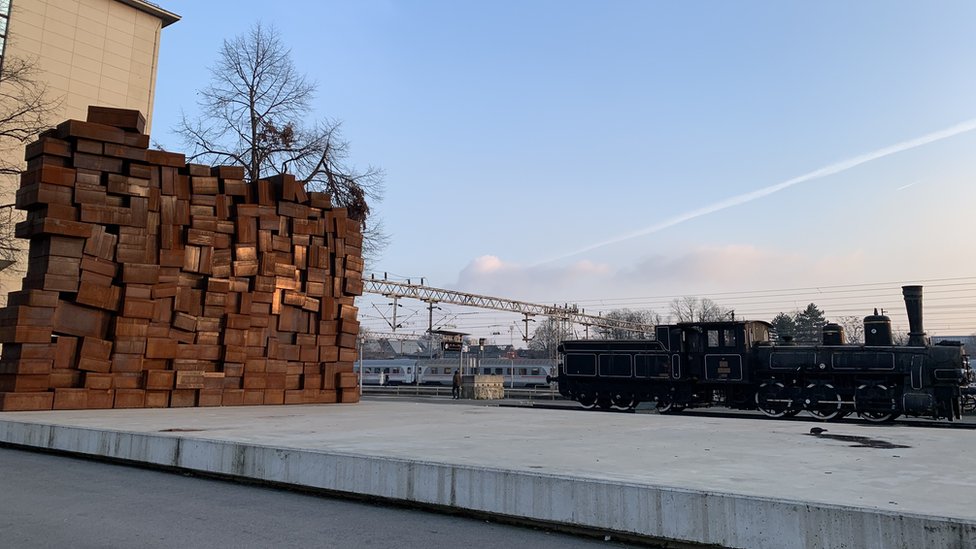 Ovaj spomenik, nadomak glavne železničke stanice u Zagrebu podignut je 'U znak sećanja na žrtve Holokausta i ustaškog režima', stoji na tabli.