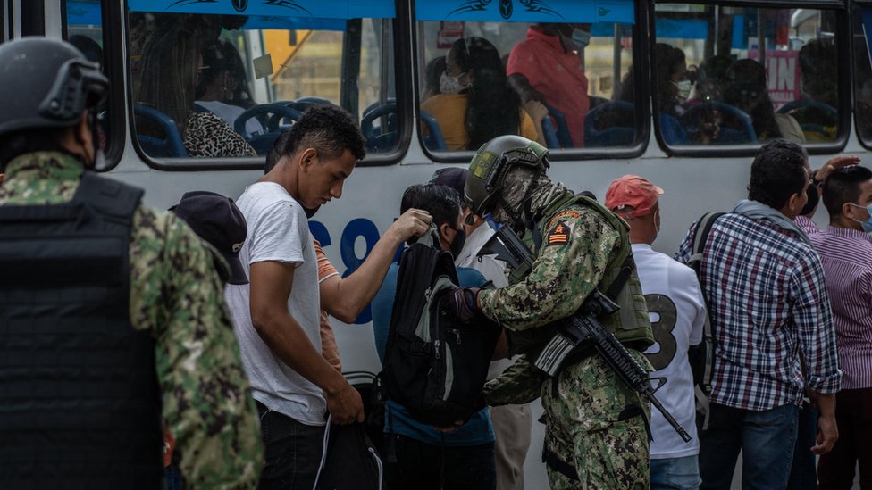 Una revisión en la fila de un autobús