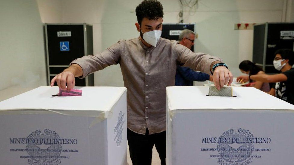 ناخب يدلي بصوته في الانتخابات الإيطالية