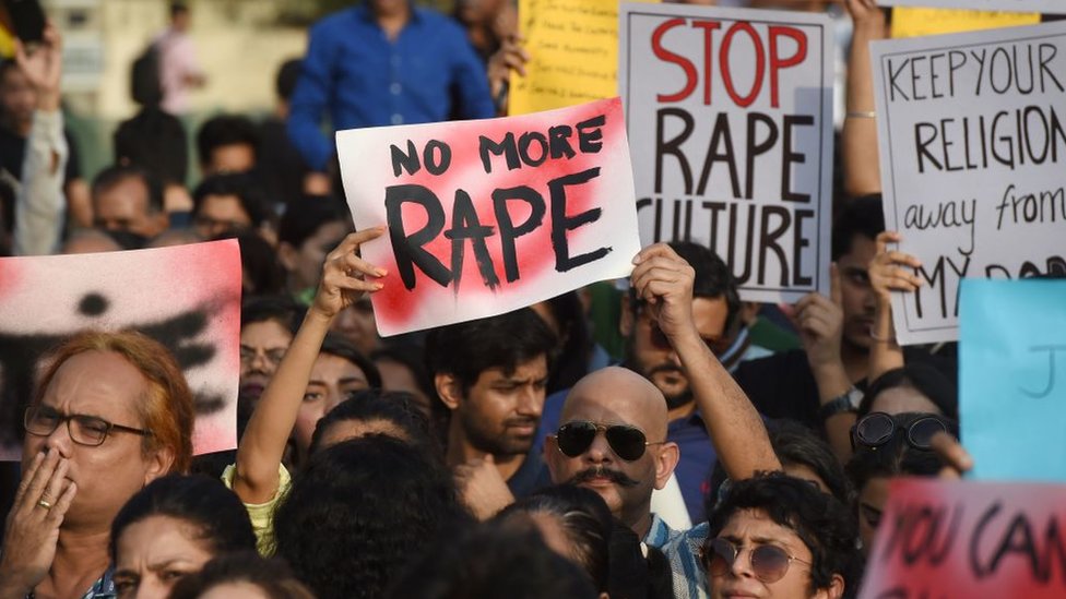 Индийские демонстранты держат плакаты во время акции протеста против изнасилований в Мумбаи 15 апреля 2018 г.