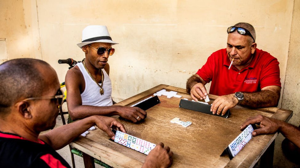 Cubanos jugando a dominó