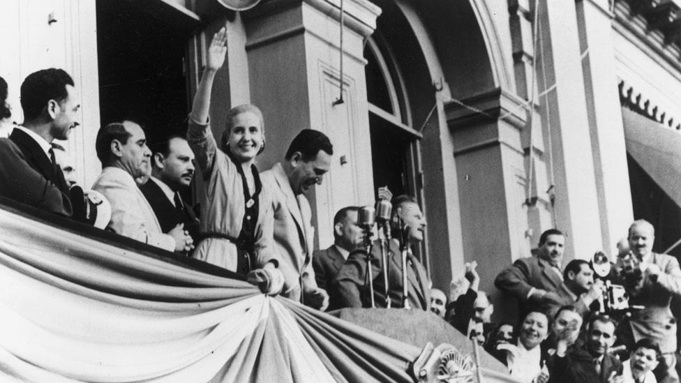 Juan Domingo Perón y su esposa Eva Duarte en el balcón de la Casa Rosada en 1949.