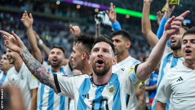 Mesi i reprezentacija Argentine slave nakon pobede Holandije u četvrtfinalu Svetskog prvenstva u Kataru