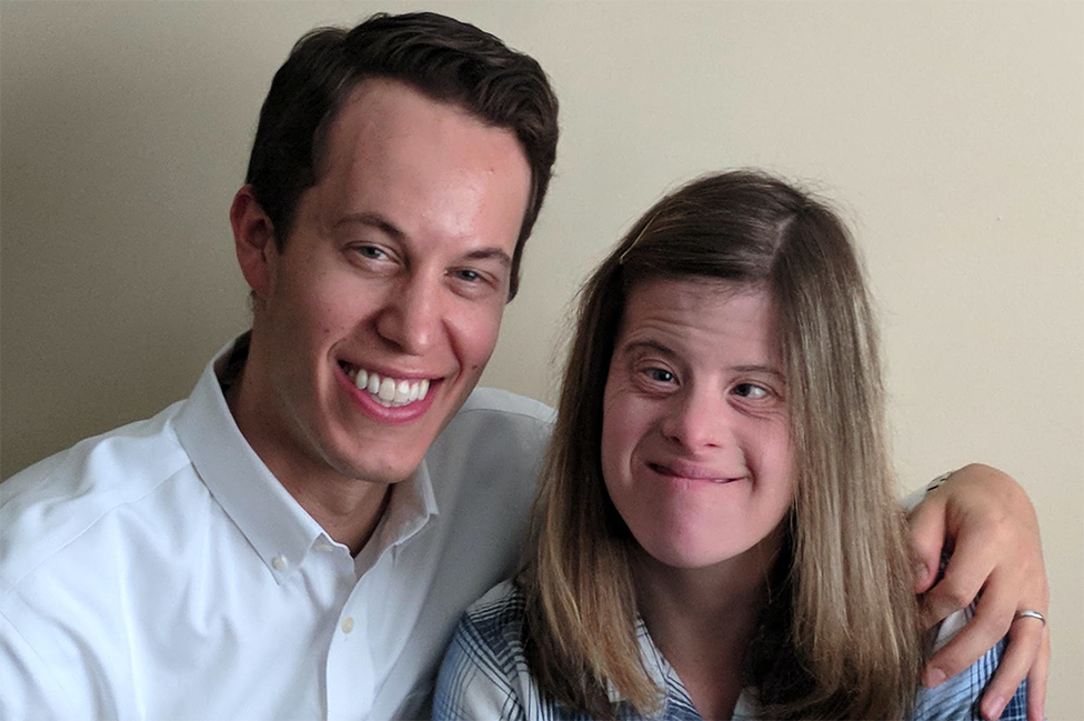 El médico genetista Brian Skotko y su hermana Kristin, que tiene síndrome de Down