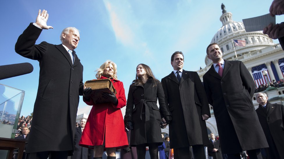 Вице-президент Джо Байден принял присягу 20 января 2009 года перед членами своей семьи в Вашингтоне, округ Колумбия