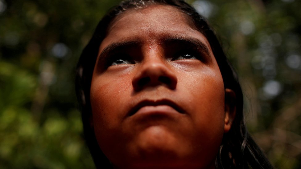 Niña indígena de la Amazonía