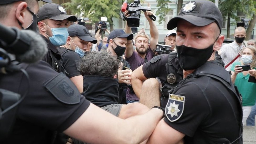 Украинские милиционеры задерживают мужчину во время акций протеста