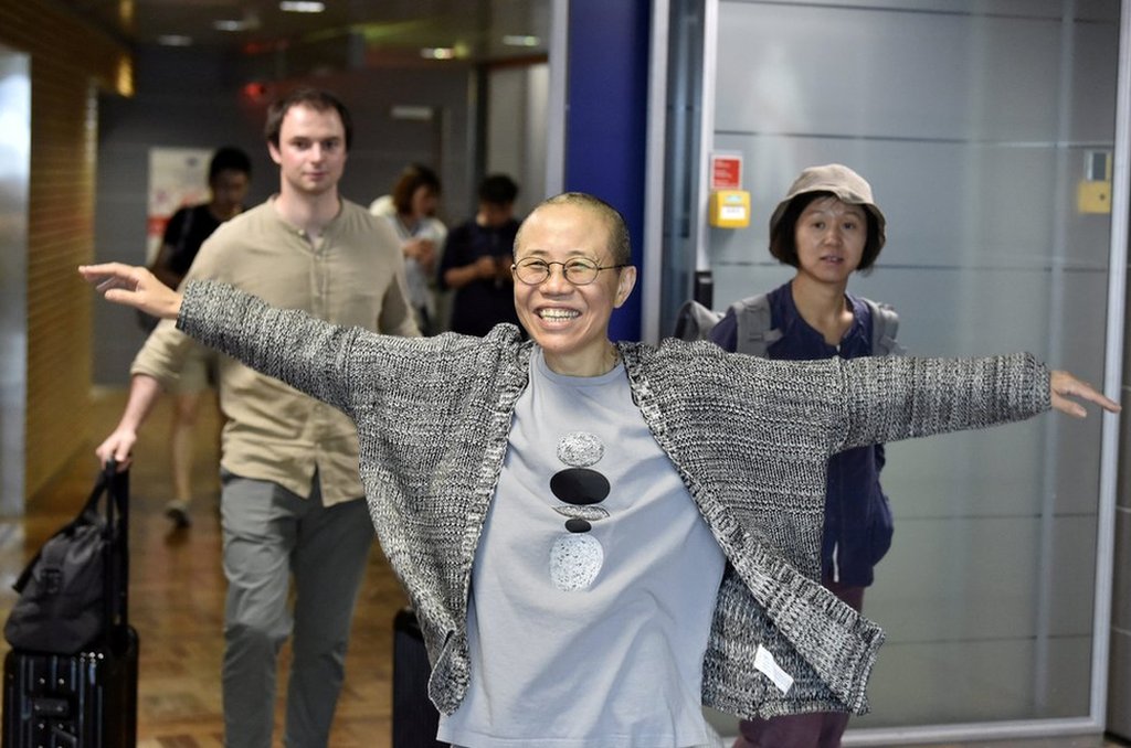 在從北京抵達芬蘭赫爾辛基機場等待轉機時，劉霞滿張開雙臂走向接機的人，神色愉悅。