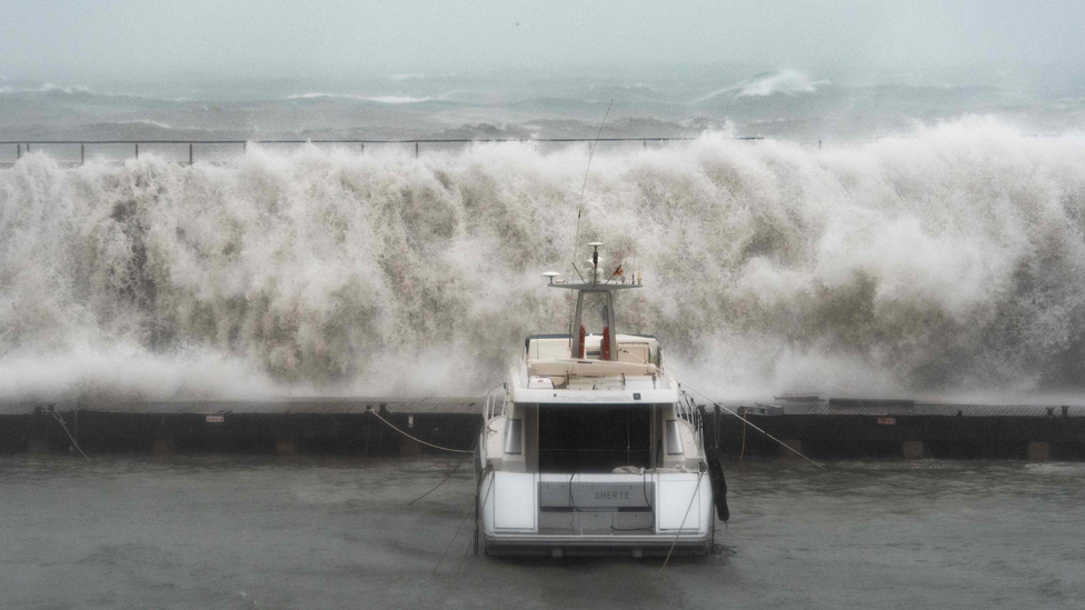 Огромная волна обрушилась на Олимпийский порт Барселоны во время шторма Глория