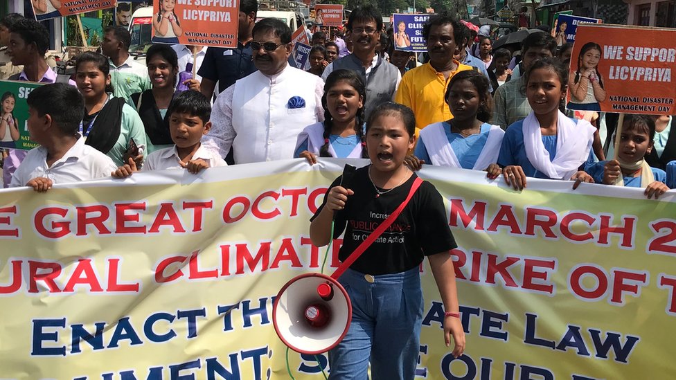 Лициприя Кангуджам ведет демонстрацию изменения климата - Великий октябрьский марш - в восточно-индийском штате Одиша в 2019 году