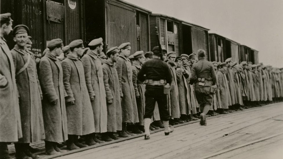 Un centenar de soldados bolcheviques capturados por las tropas francesas cerca de Arcangel.