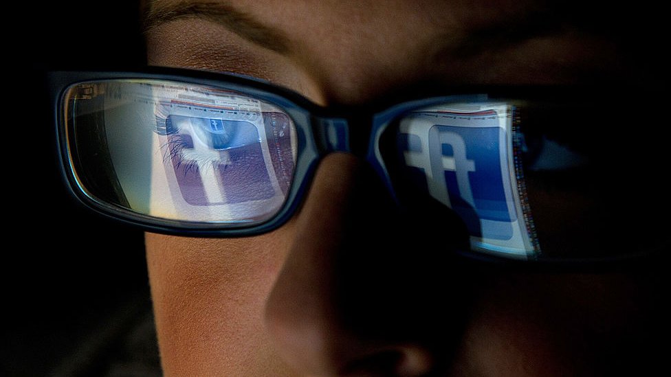 Los defensores de la medida dicen que Facebook o Google no están sujetos a normas tan estrictas sobre privacidad. Facebook