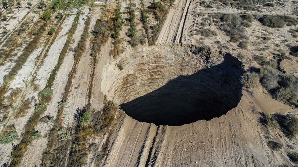 صورة جوية تُظهر حفرة كبيرة بالقرب من مدينة التعدين تييرا أماريلا ، مقاطعة كوبيابو ، في صحراء أتاكاما في تشيلي.
