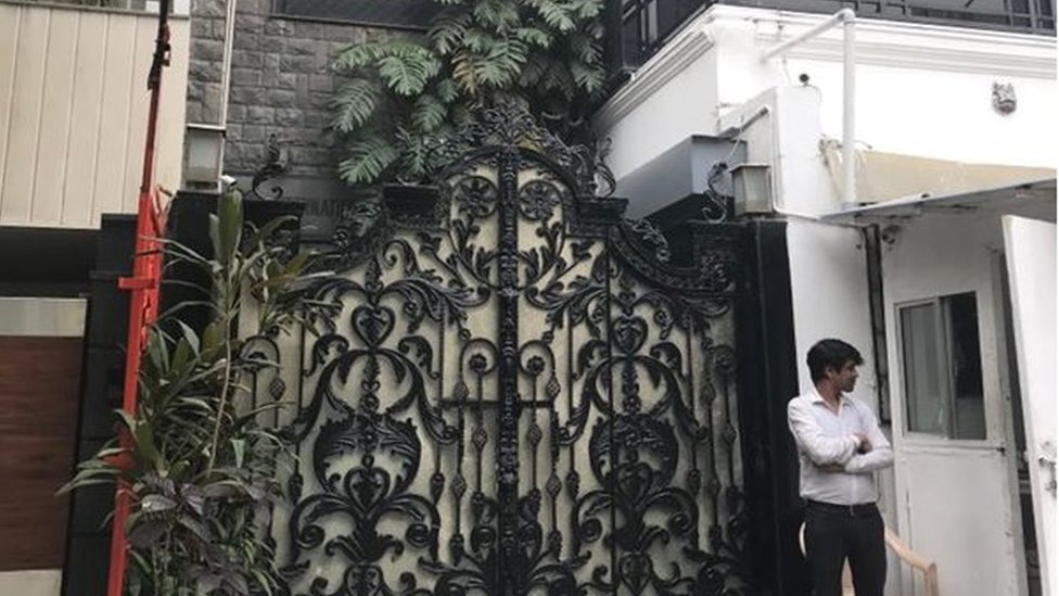 Богато украшенные ворота перед зданием