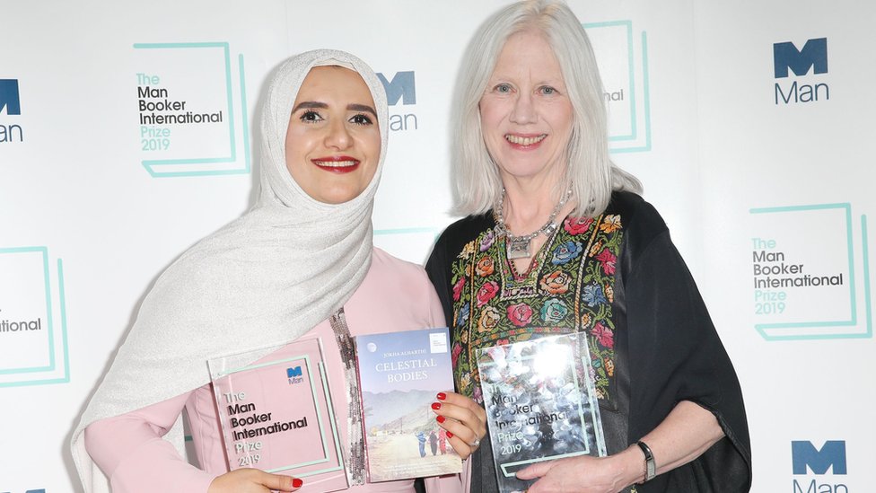 Арабский писатель Джокха Альхарти (слева) и переводчик Мэрилин Бут после выигрыша Международной премии Букера в области небесных тел в Лондоне 21 мая 2019 г.