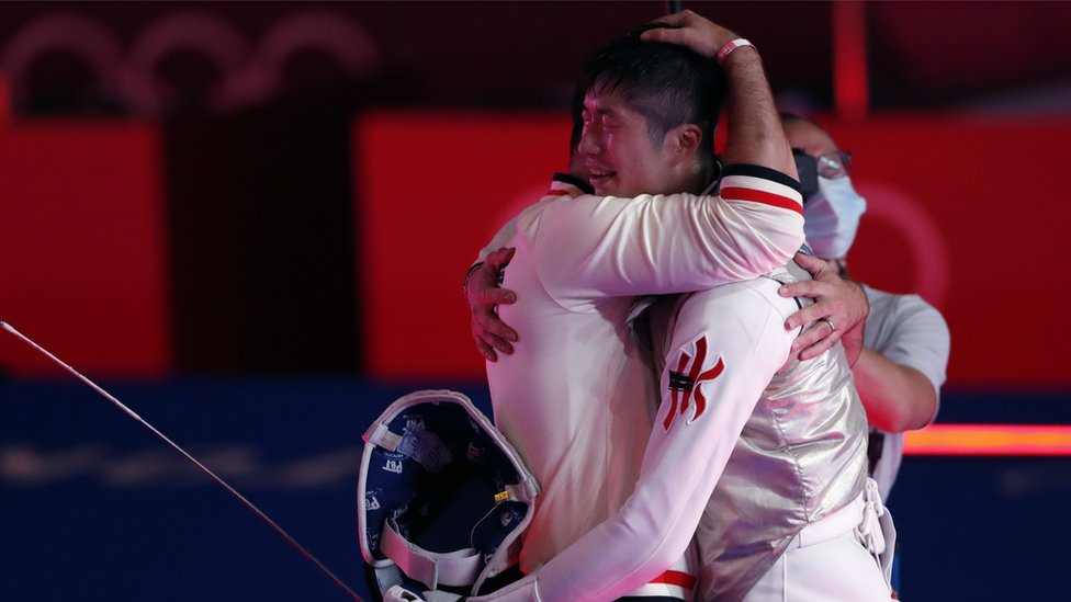 張家朗（右）在日本千葉市東京奧運男子花劍金牌賽結束後與隊友擁抱慶祝（26/7/2021）