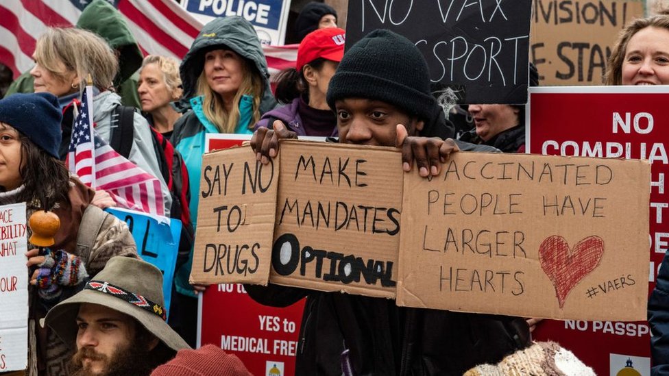 Imagen de una protesta contra la vacunación en Boston